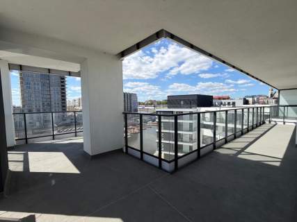Apartament widokiem na rzekę i dużym tarasem