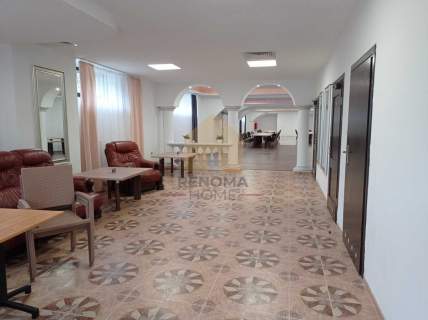 Sala weselna z zapleczem biurowo-mieszkalnym.