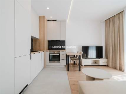 2 POK OK 35,4 M2 BLISKO CENTRUM Z DUŻYM BALKONEM
