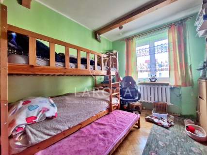 Blok z cegły, piwnica, balkon