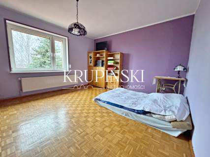 Dom z bardzo dużą działką. 2 garaże.