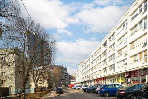 3. pokoje 18m2 strych, po remoncie, przy Hanza