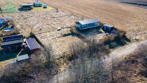 Działka z domkiem holenderskim i przyczepą kemping