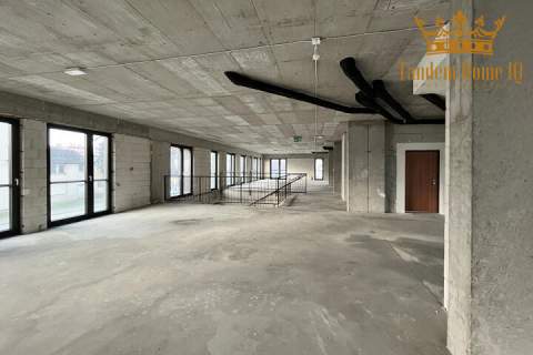 Do wynajęcia lokal usługowy 331m2 piętro budynku w Ur