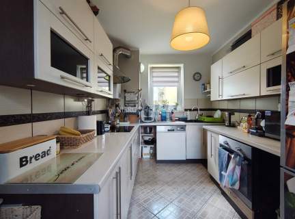 Zadbane 3 pokoje z balkonem na 1 piętrze.