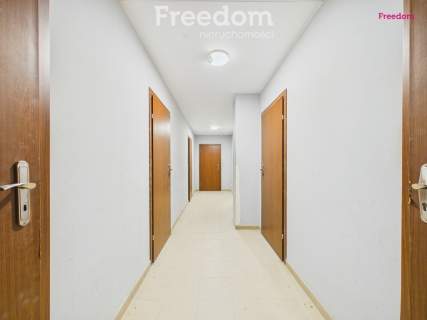 Na wynajem hala 1000m2 z pomieszczeniami biurowymi