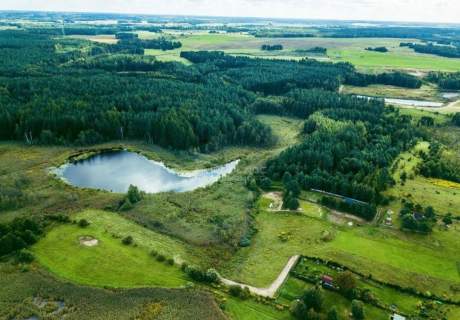 Działka z linią brzegową jeziora