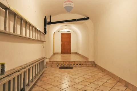 Kamienica inwestycyjna parking 8 aut - centrum