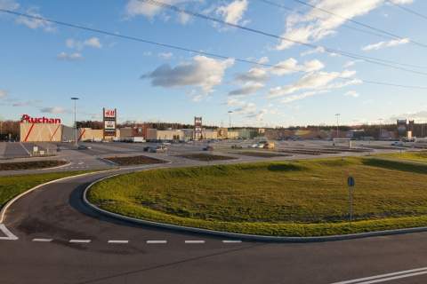 Komercyjna w pobliżu Auchan