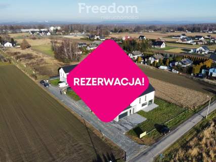 Nowoczesny dom z garażem i ogrodem.
