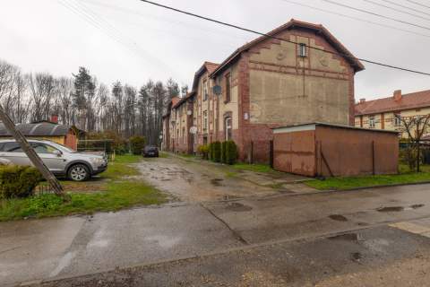 Tanie mieszkanie z parkingiem i ogródkiem.