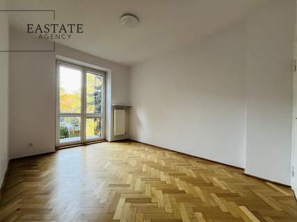 Dom z tarasem i ogrodem na Saskiej Kępie Garaż w bryle