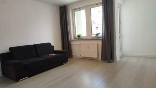 Komfortowa kawalerka z oddzielną kuchnią i balkonem