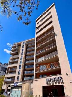 Dwa pokoje z pięknym widokiem w apartamentowcu