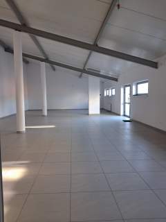 Parter 300m2 z dużym parkingiem