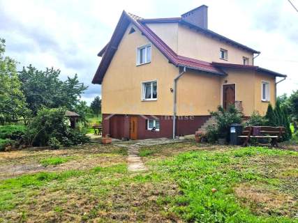 Siedlisko z domem i budynkami   1,5 ha ziemi.