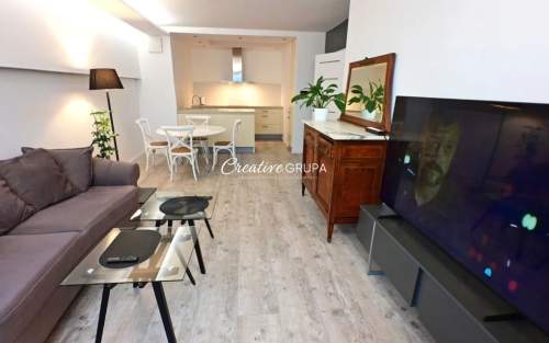 Apartament w sercu miasta z pełną infrastrukturą.