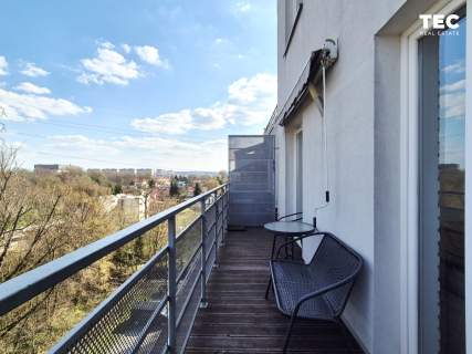 Duży balkon, zieleń za oknem, dostępne, wyposażone