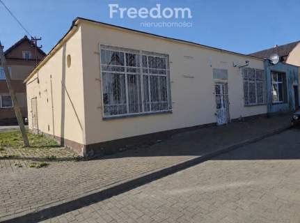 Budynek Handlowy w centrum Marzęcina.