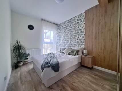 Nowy budynek blisko las Duży balkon
