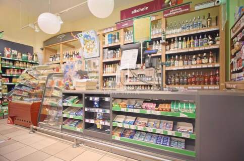 BUDYNEK HANDLOWO - USŁUGOWY W CENTRUM DĘBOWCA, POW. JASIELSKI