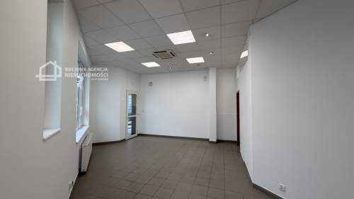 Lokal z witryną na parterze głównej ulicy-Rumia