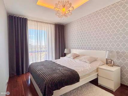 Dwa pokoje z pięknym widokiem w apartamentowcu