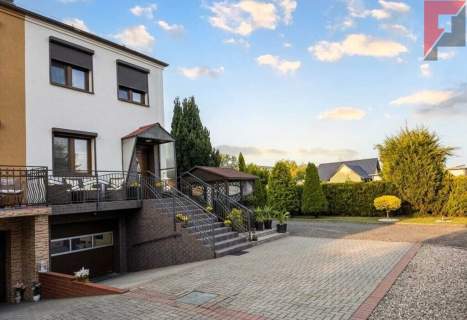 Wyremontowany dom szeregowy, 2 garaże, ogródek