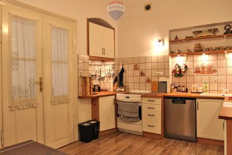 Kamienica inwestycyjna parking 8 aut - centrum
