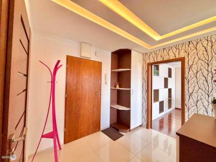 Dwa pokoje z pięknym widokiem w apartamentowcu