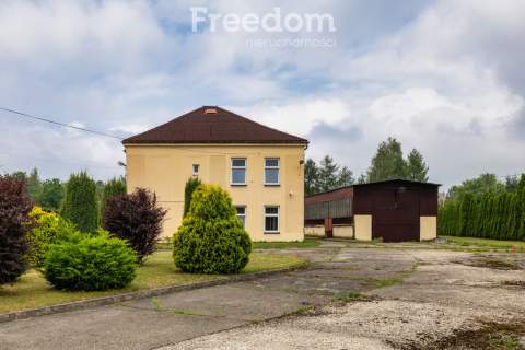 Obiekt przemysłowy z zapleczem biurowym i garażami
