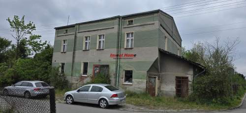 Działka budowlana z budynkami do wyburzenia.