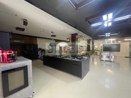 Showroom,parter,witryny,wys.3,5m,klima,wentylacja