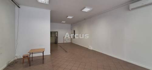pawilon w centrum z parkingiem