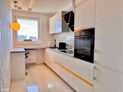 Dwa pokoje z pięknym widokiem w apartamentowcu