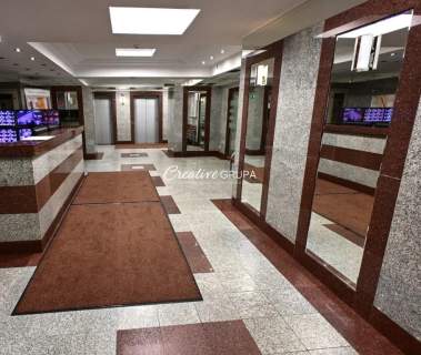 Apartament w sercu miasta z pełną infrastrukturą.