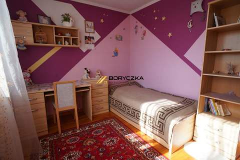 Dom z dużą, słoneczną działką budynek gospodarczy.