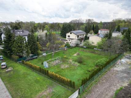 Ogrodzona, obsadzona, gotowa pod budowę 