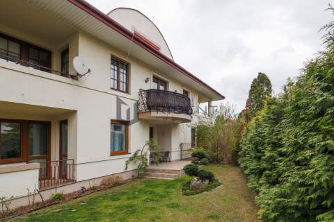 77 m 3 pokoje Garaż Garderoba Oddzielna kuchnia 
