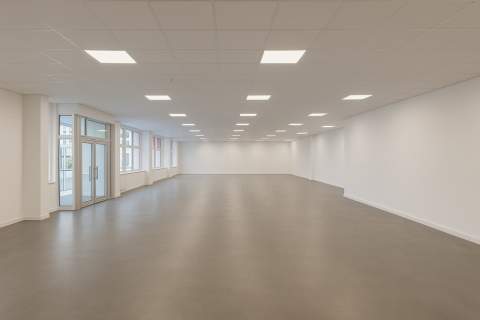 Inwestycyjny lokal handlowy 630m w centrum osiedla