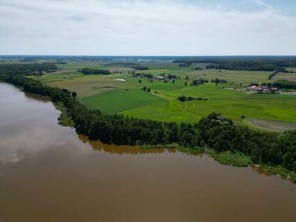 Działka inwestycyjna z linią brzegową