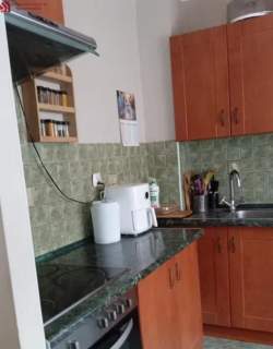 funkcjonalna kawalerka z jasną kuchnią