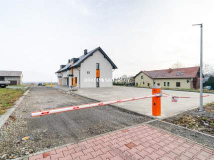 Lokal z witryną i parkingiem w sercu Skały
