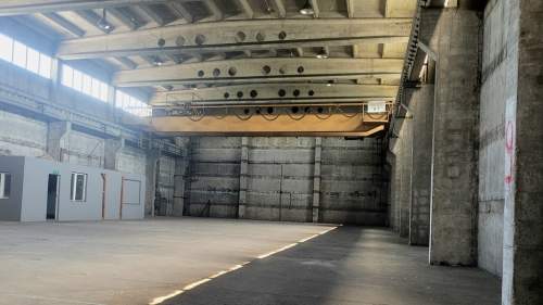 Betonowa hala z suwnicą do wynajęcia na Targówku 