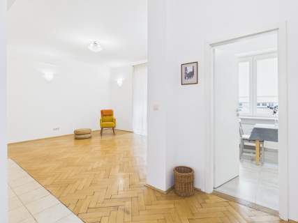 Wysokie mieszkanie w kamienicy do sprzedania w Śródmieściu