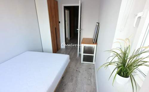 Apartament w sercu miasta z pełną infrastrukturą.