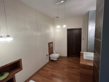 ELEGANCJA I FUNKCJONALNOŚĆ - DOM Z PRYWATNYM SPA I PIĘKNYM OGRODEM