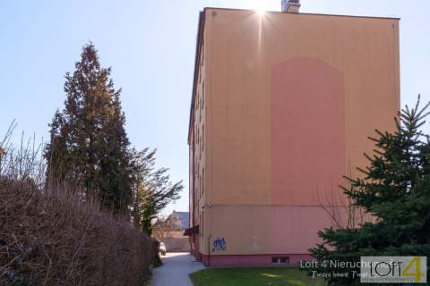 Cichy parter w centrum miasta z zielonym widokiem