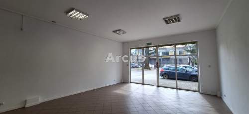 pawilon w centrum z parkingiem