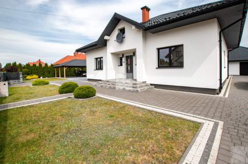 Gotowy do zamieszkania dom parterowy z poddaszem